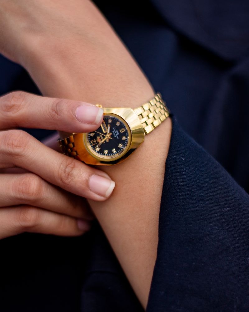 Relógio Feminino Dourado Pulseira de Metal