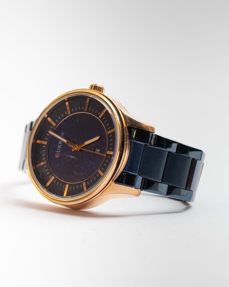 Relógio Feminino Dourado com Pedras Cravejadas